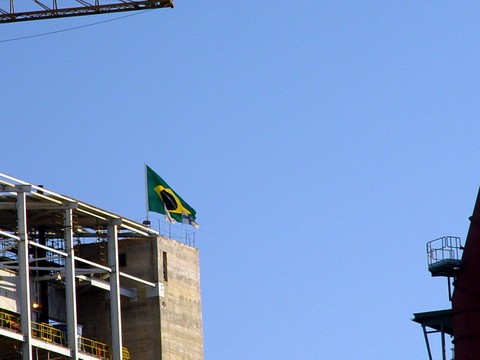 Bandeira do Brasil no alto do edifcio da caldeira de recuperao